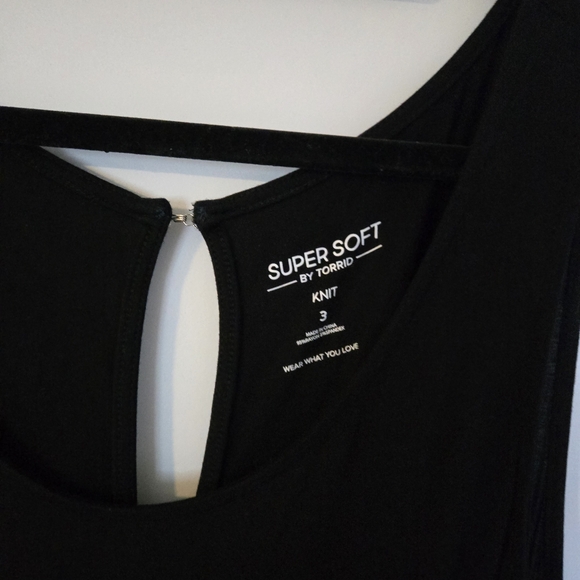 Torrid Sleeveless Wide-Leg Jumpsuit with Pockets - Picture 3 of 5